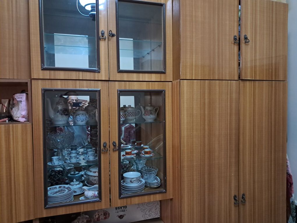 Продается стенка фабричная,лакирированная,ширина 5 метров
