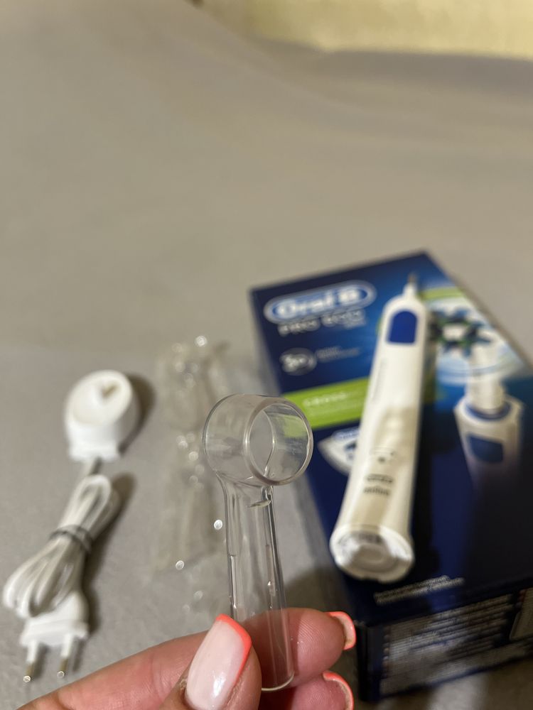 Електрическа четка за зъби Oral-B PRO 600