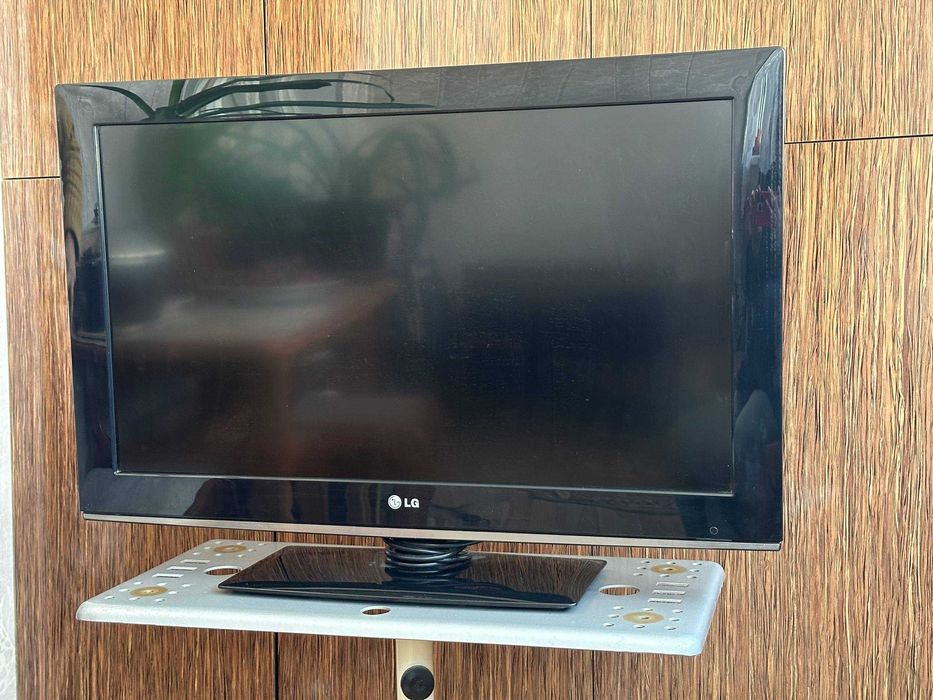 Телевизор LG с тумбой, диагональ 32. Не смарт.