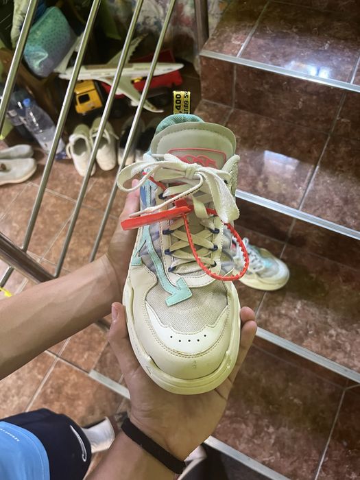 Vand off-white odsy purtati