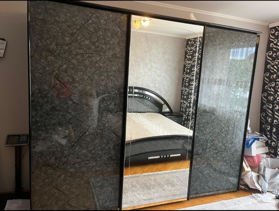 vând dormitor complet: pat, dulap, 2 noptiere + oglindă