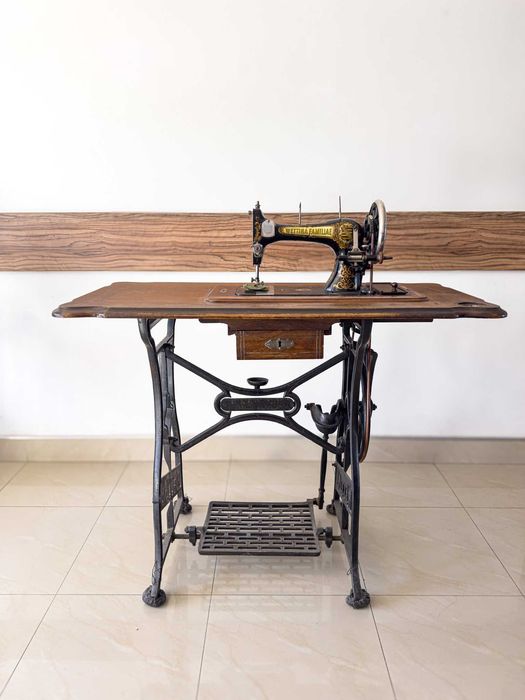 Mașină de Cusut Antică Wartburg Familia, Cu Masă Fontă, Decor Vintage