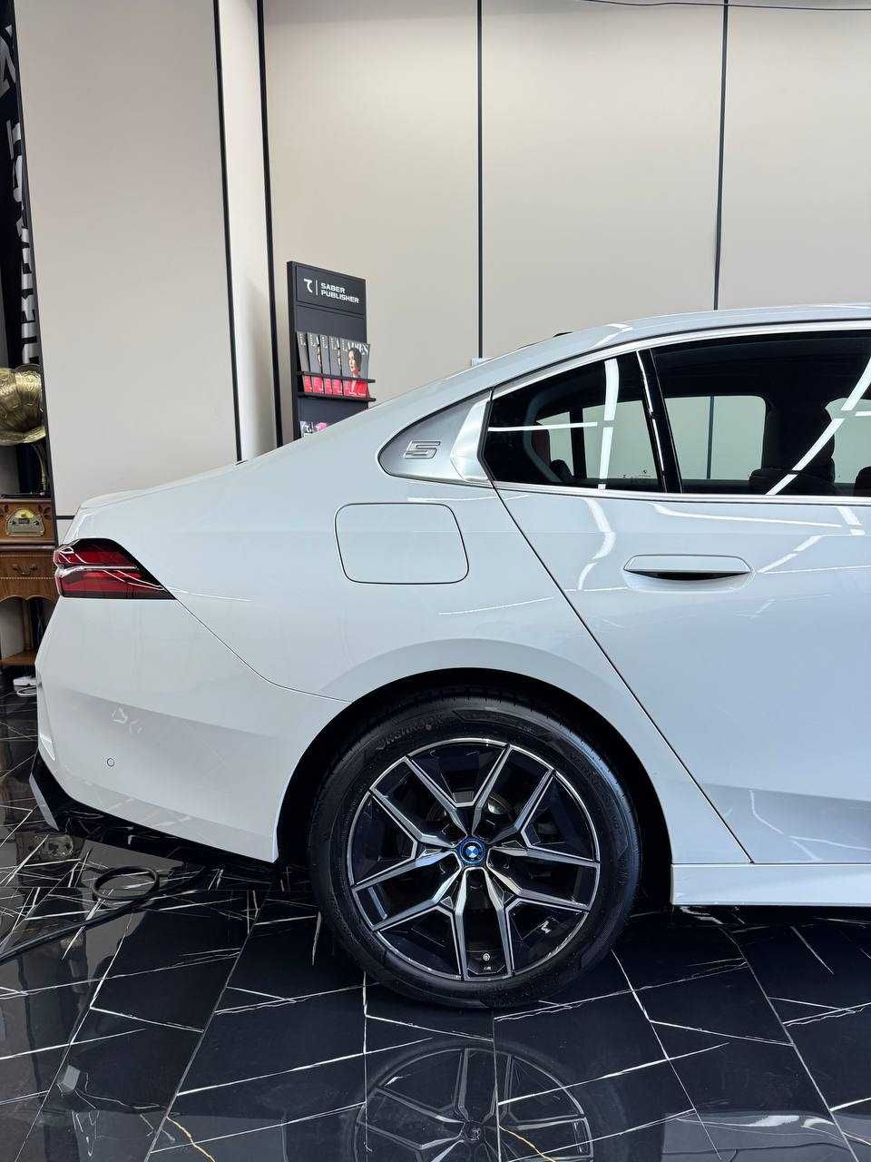 Bmw i5 40L Msport srochna sotiladi tayyor