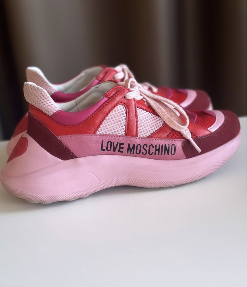 Сникърси Love Moschino и чанта Guess