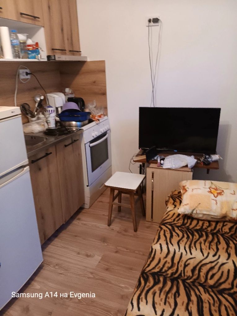 Отдавам боксониера за сама жена , работеща или учаща се , в кв Мара Де