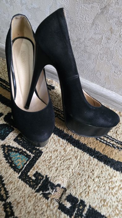 Продаю замшевые лабутены