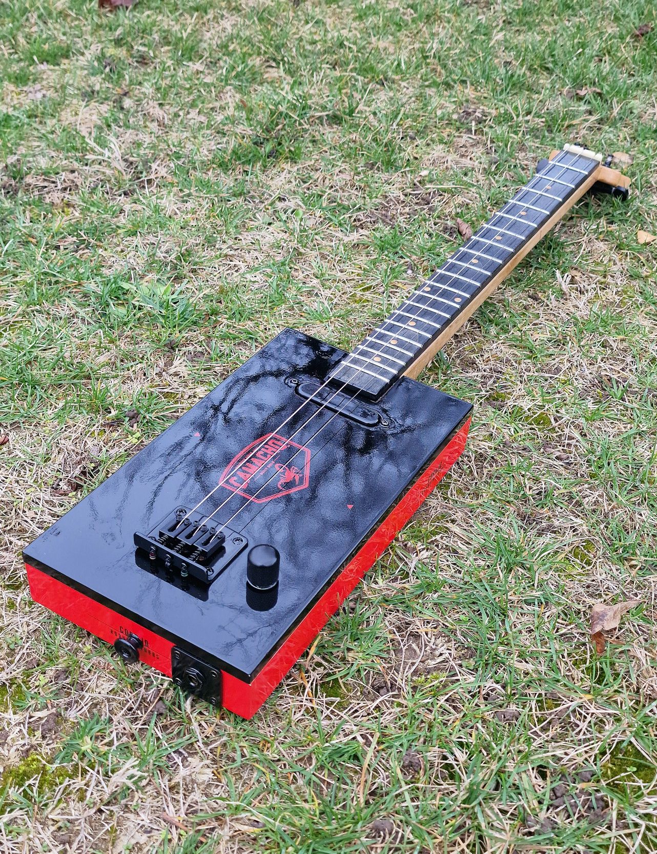 Chitara electrica cu 3 corzi ( cigar box guitar )