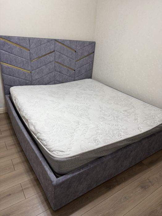 Продам кровать с матрасом 1800 на 2000.Стоимость 50 000