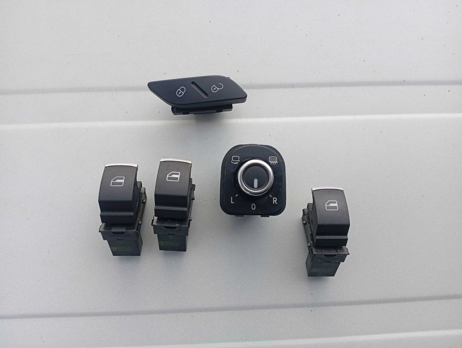 Продавам поставка за очила и бутони за Голф 5 и Голф 6