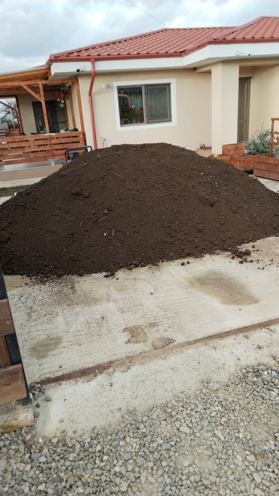 Pamant negru de pădure ciuruit,balast,nisip,sort