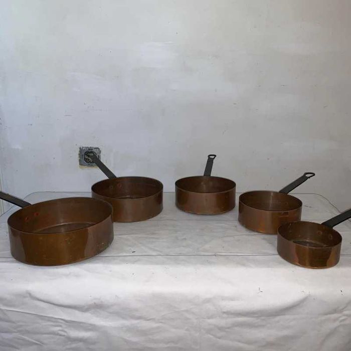 Set de cinci vase din cupru cu maner din fier forjat