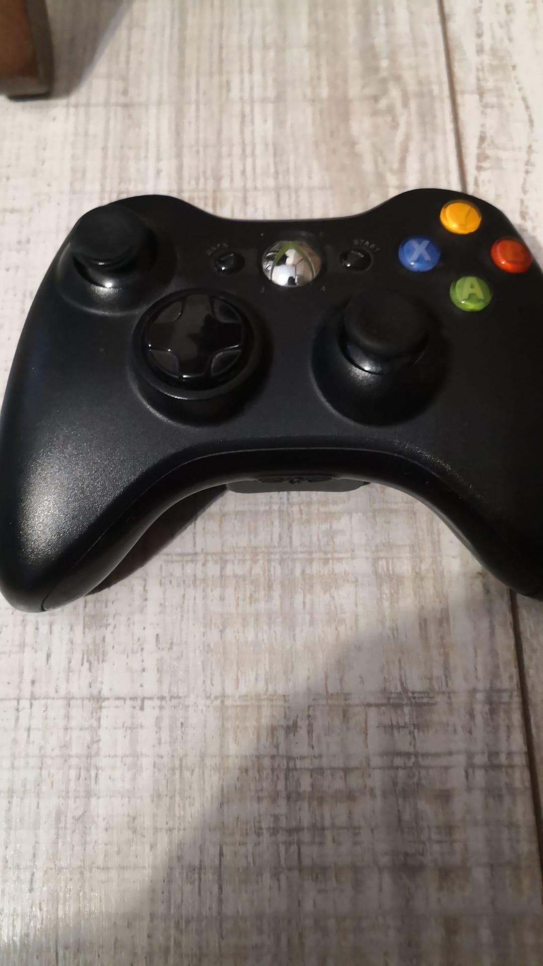 Xbox360 cu jocuri și joystick-uri