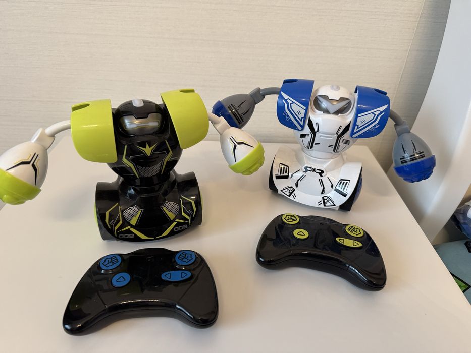 Set roboti care se bat cu telecomanda