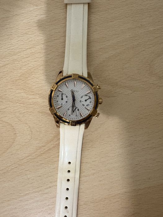 Guess часовник- бял, златен