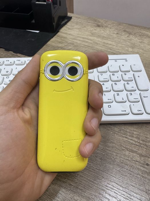 Knopkali bony telefon sotiladi