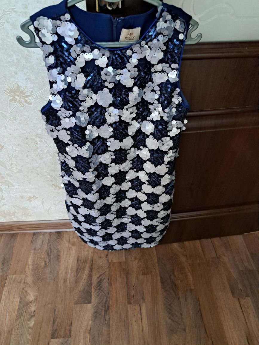 Платье нарядное с пайетками размер 134