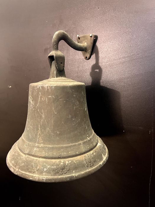 Clopot vechi,de mari dimensiuni realizat din bronz masiv