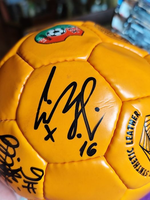 Колекционерска футболна топка на Литекс с четири автографа
