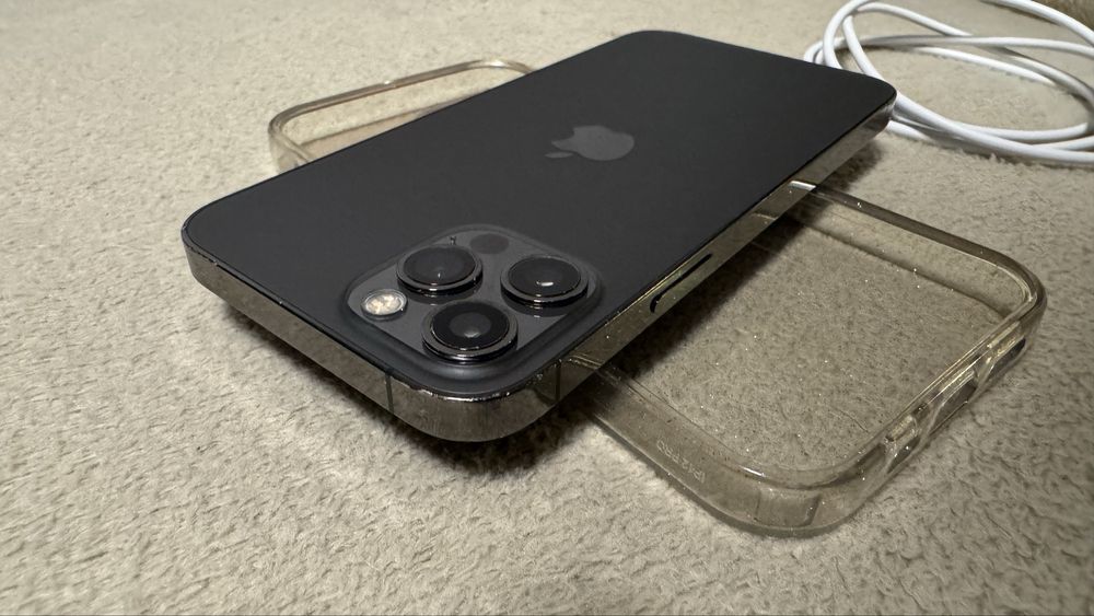 Vand schimb Iphone 12 PRO, 256 GB, husa + cablu original.