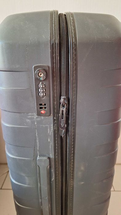 Куфар в добро състояние с размери-70 см дължина,50 см ширина