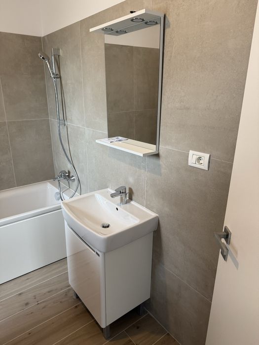 Vand 2 seturi mobilier baie (chiuveta/dulap/oglinda)