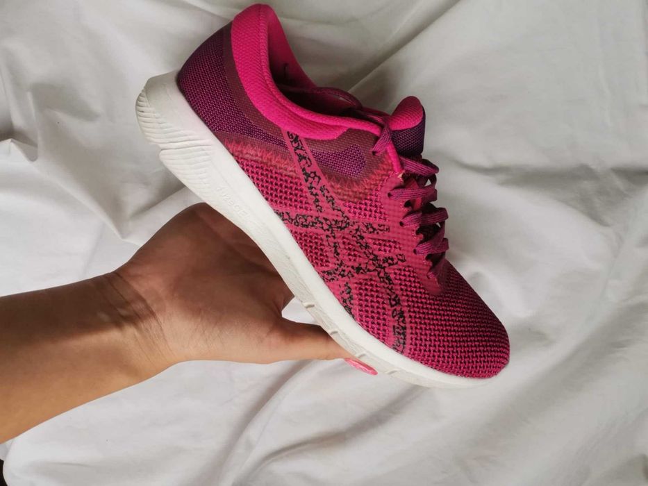 Маратонки асикс.