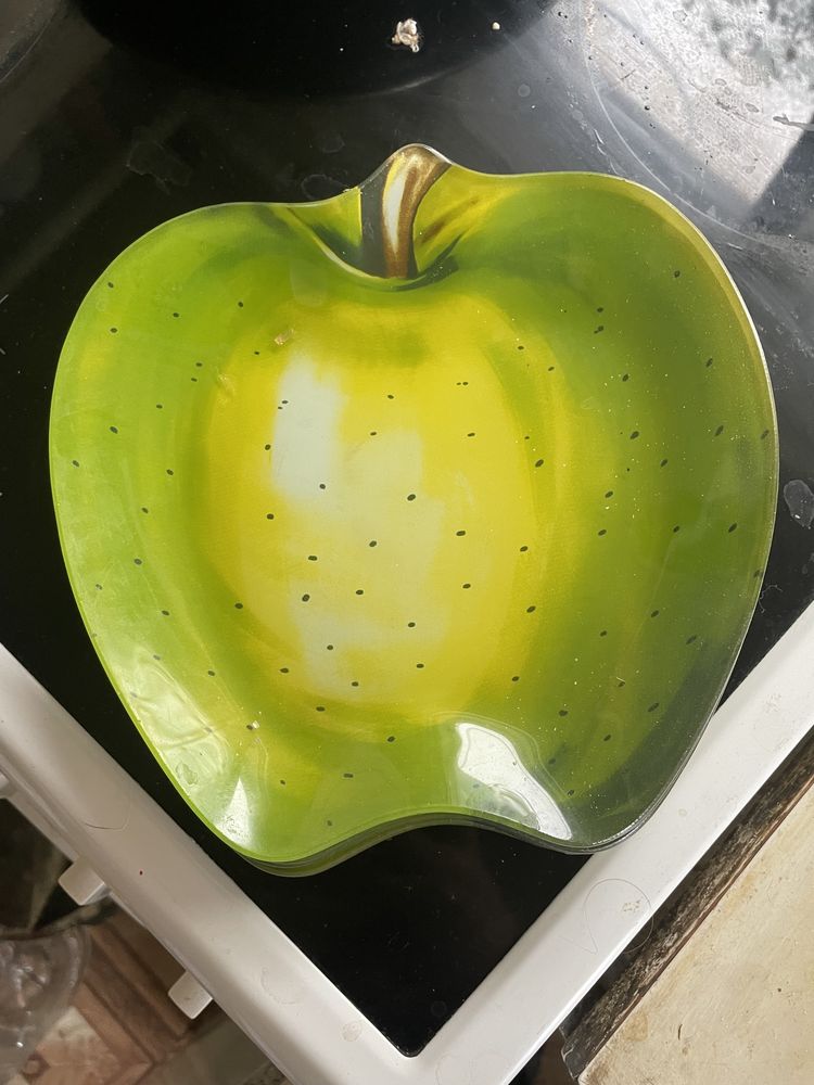 Тарелка в форме яблока