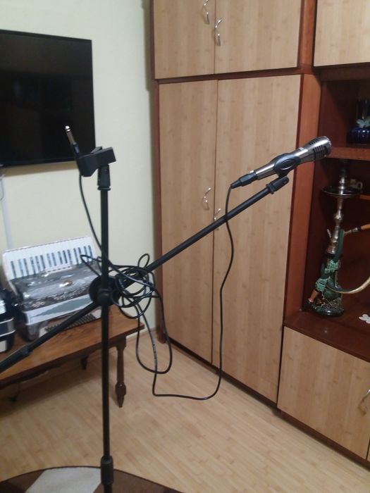 Se vinde stativ microfon
