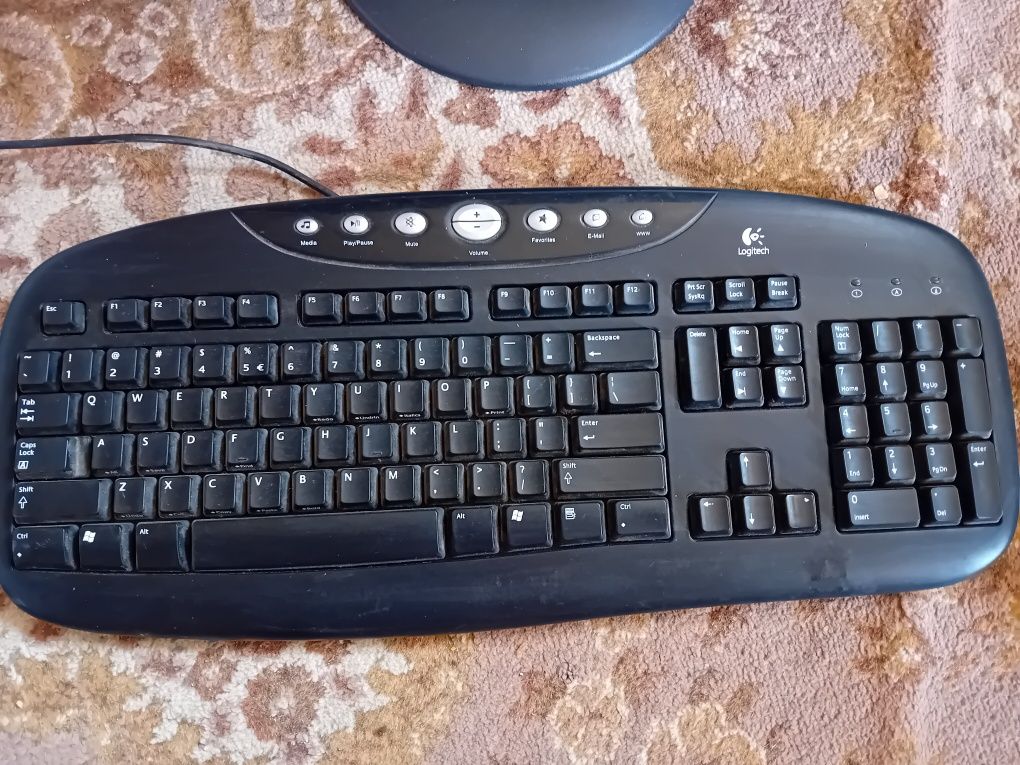 Monitor calculator + două tastaturi + un mouse