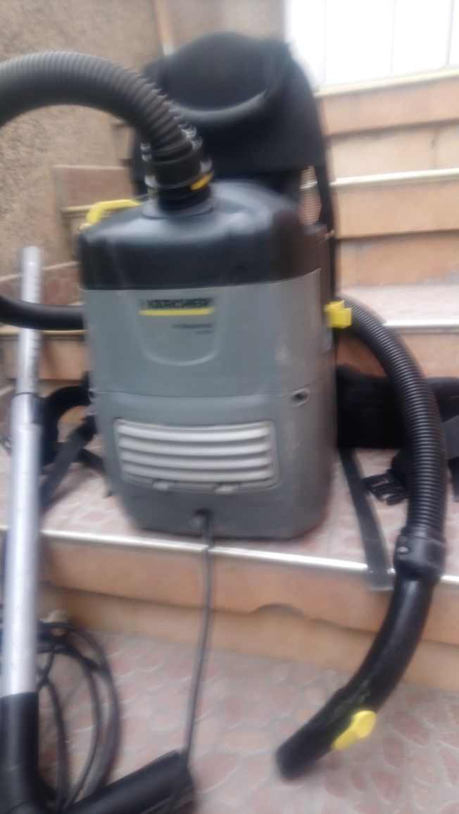Прахосмукачка Karcher BV5/1 Profesional на Гръб