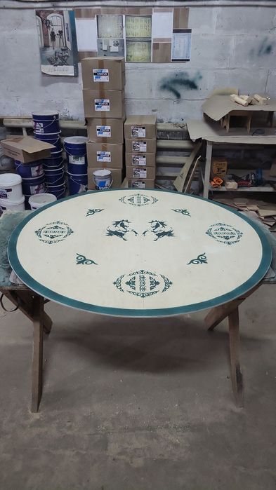 Круглый стол чемодан