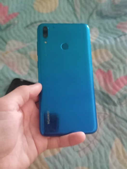 Продается телефон Huawei Y7 2019