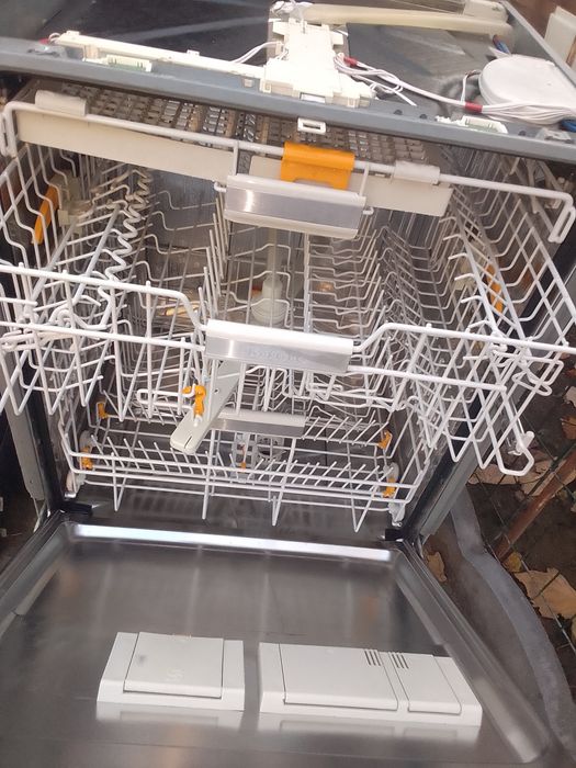 Vând mașina de spălat vase miele profesională