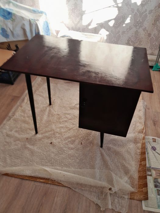 Продам письменный стол 2 шт.