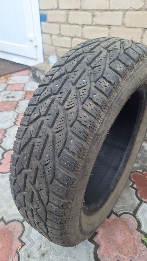 Продам шины состоянии среднее.