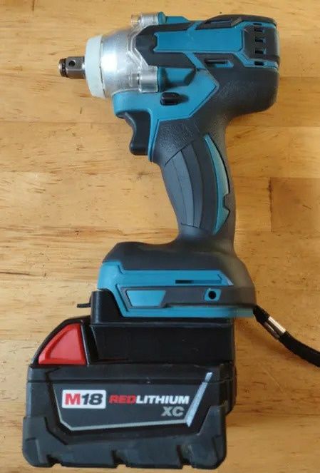 Adaptor de la baterie Milwaukee M18 la corp Makita 18v