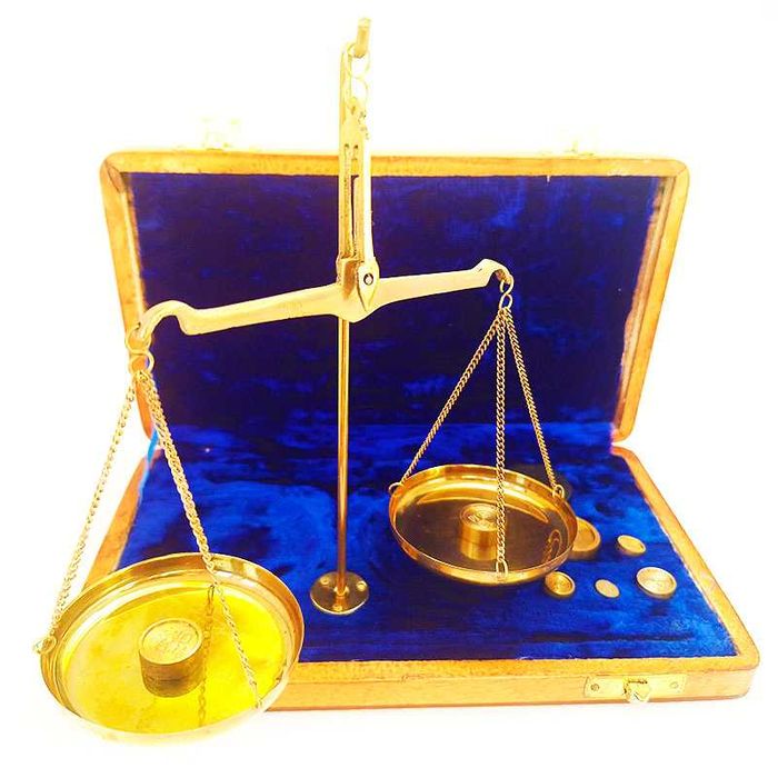 Бронзова везна в дървена кутия