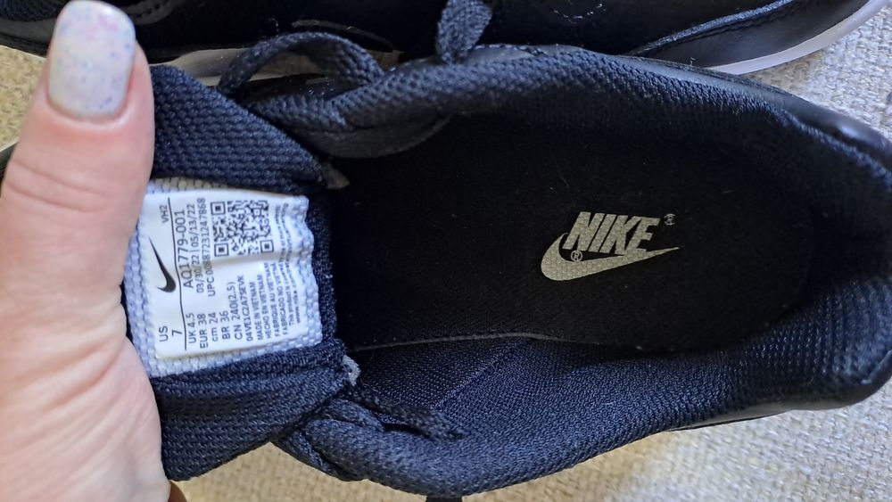 Adidasi nike ebernon low cu o singura purtare