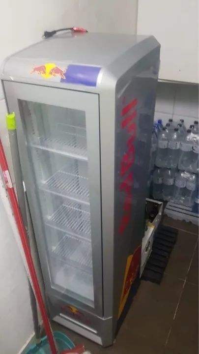 Red Bull холодильник
