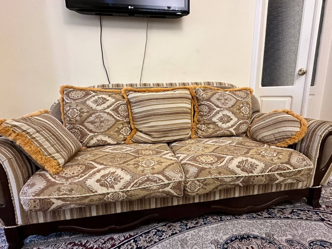 Мебель, диван. Продаётся комплект состоящий из дивана с подушками