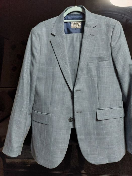 Vînd costum marime 48