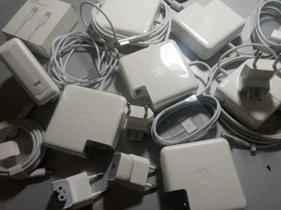 на MacBook 45W - зарядка, блок питания (и другие есть