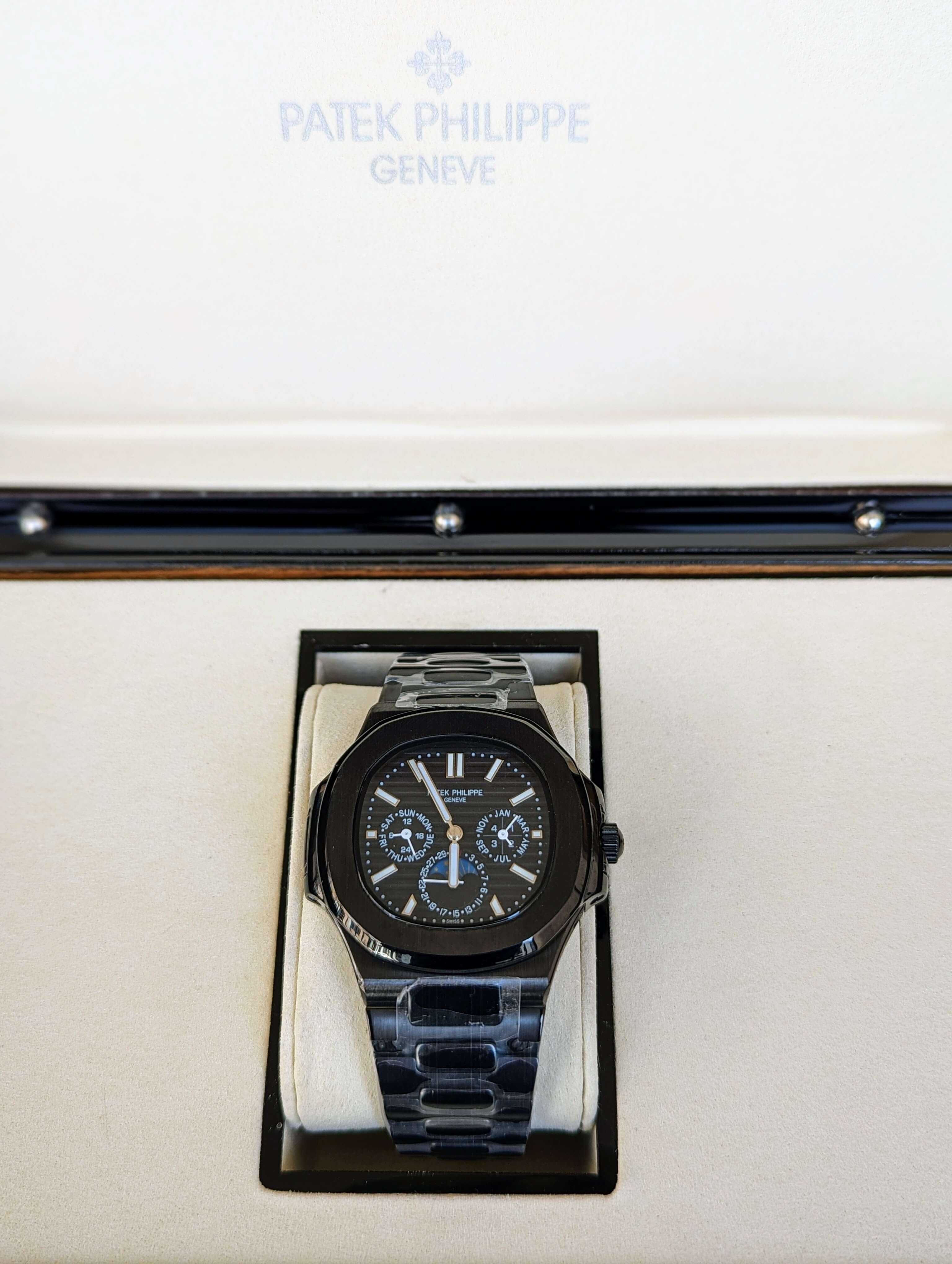 Patek Philippe Nautilus Perpetual Calendar cu mecanism automat