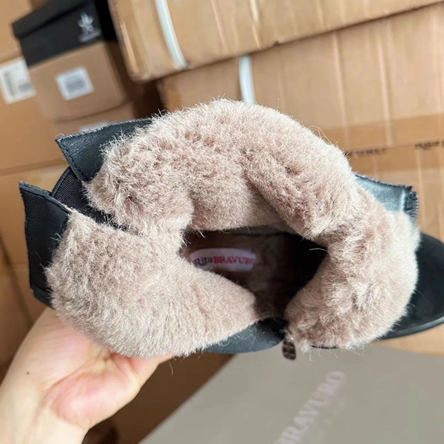 Продам новые зимние ботинки из натуральной замши