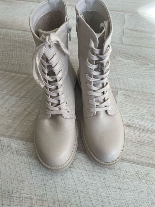 Продам новые женские ботинки размер 40 покупала зарубежом