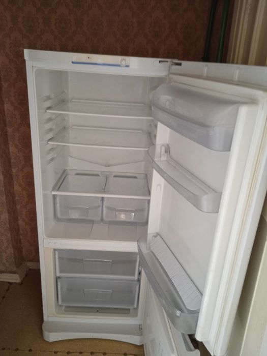Продам холодильник INDEZIT 2х камерный. В отличном состоянии.