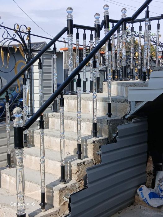 Парапети с плекси колонки и алуминий