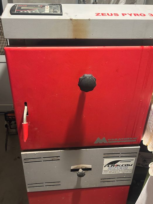 Vând centrală pe lemne