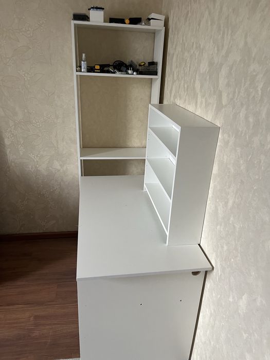 Компьютерный стол и полки