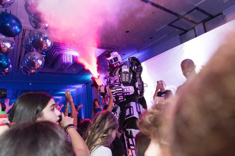 Robot LED cu Lasere pe Picioroange - Show Garantat Evenimente Party